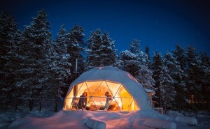 People-enjoy-norhern-light-in-geodesic-dome